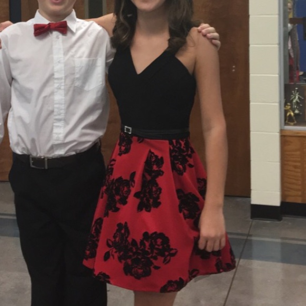 Red Dress - Picture 4 of 4
